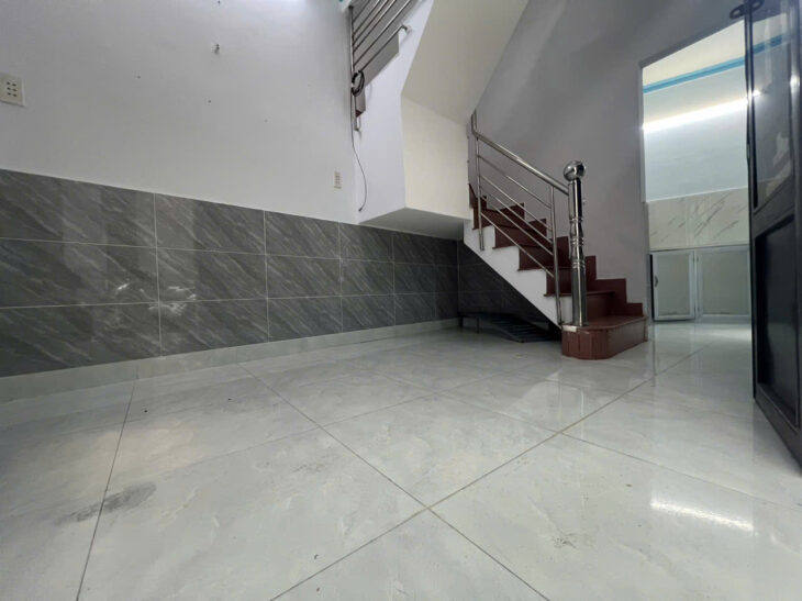 SÁT MẶT TIỀN Q4 NGANG 5.5 DÀI 3.5 ĐÚC BÊ TÔNG CÓ 2 TỶ