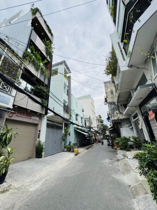 NHÀ TP HCM Q . 11 – P. 05 – 4 TẦNG CÓ THANG MÁY NGAY ĐẦM SEN – THU NHẬP 30TR/THÁNG – SỔ VUÔNG –
