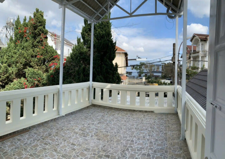 BÁN NHÀ 5PN GẦN TRƯỜNG NGUYỄN DU P2 ĐÀ LẠT – 5PN, SÂN ĐẬU 2 Ô TÔ – 9.3 TỶ