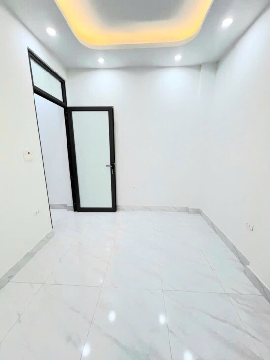 Bán Nhà Tân Mai Ô Tô Đỗ Cửa 45m 2 Tầng 3 Ngủ 4.48 Tỷ Sổ Đỏ Riêng