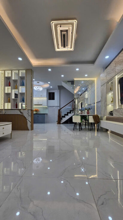 SÁT MẶT TIỀN TRUNG TÂM Q7 DƯỜNG XE HƠI CÁCH NHÀ VÀI BƯỚC CHÂN NGANG 6 DÀI 11 M CÓ 79