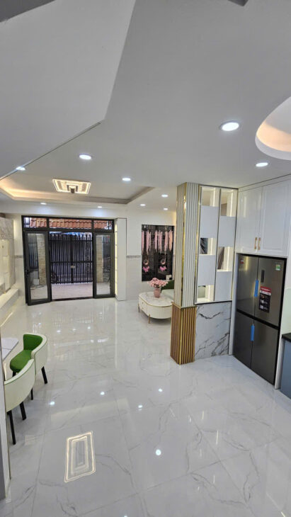 SÁT MẶT TIỀN TRUNG TÂM Q7 DƯỜNG XE HƠI CÁCH NHÀ VÀI BƯỚC CHÂN NGANG 6 DÀI 11 M CÓ 79