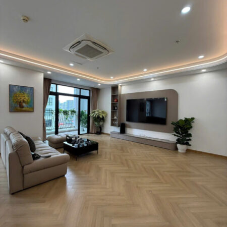 Royal City , chính chủ cần bán căn 133m2 , 3PN , 2 WC , tầng thoáng mát , giá 13 tỷ có thể thương
