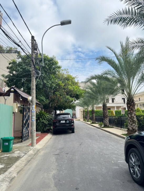 BÁN Villa sát sông Sài Gòn đường Nguyễn Ư Dĩ 668,8m2 công nhận hồ bơi sân vườn rộng trực diện sông