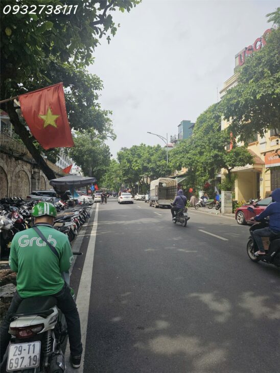 Bán nhà ngõ Phùng Hưng, Hoàn Kiếm, 102m2, 3 tầng, 3PN, Sổ đỏ, giá 92 tỷ. LH: 0932738111