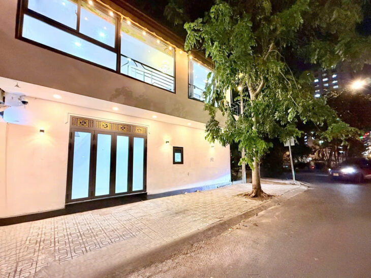 5.6 Tỷ: Mặt tiền Quận 1 Tân Định HOÀNG SA- NGANG 9M- căn góc 2 Tầng- thu nhập 240Tr. VŨ 0933910039