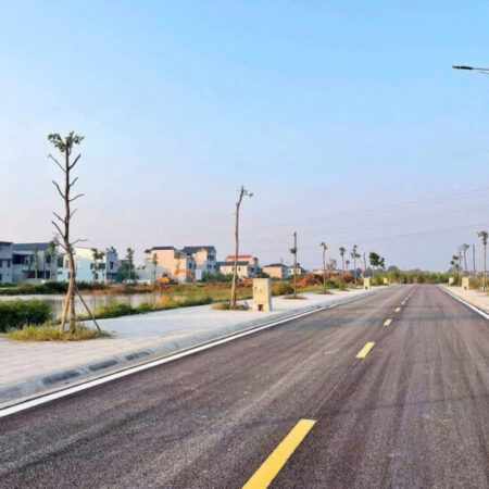 “Anh chị đang tìm đất gần biển Sầm Sơn và khu công nghiệp Lễ Môn đúng không? Mình có lô đất ngay