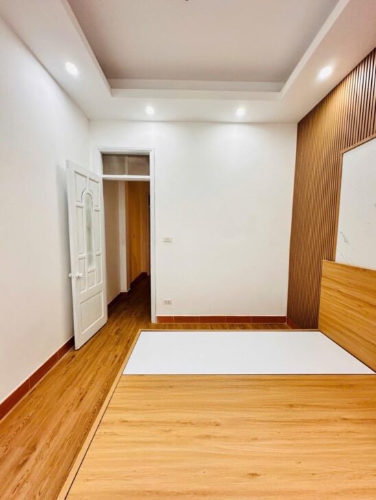 Chỉ 5,9 tỷ có ngay nhà gần phố Hoàng Hoa Thám 37m², 5 tầng, dân xây