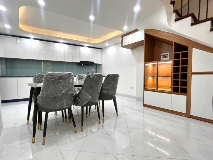 BÁN NHÀ NGỌC THUỴ- THANG MÁY- FULL NỘI THẤT- 40M-NHỈNH 9 TỶ