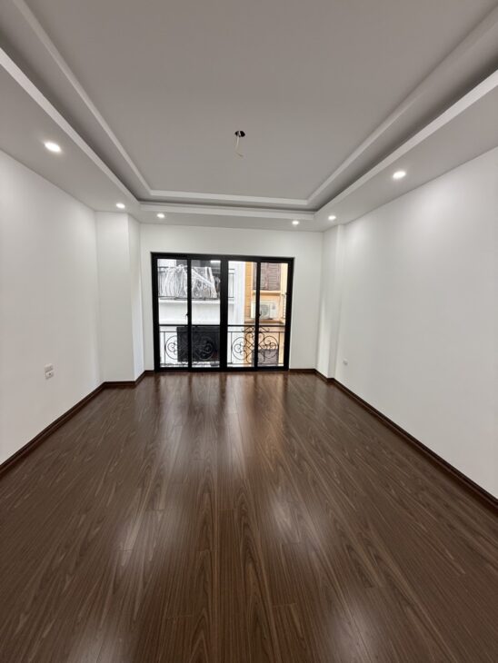 Nhà mới ở luôn phố Định Công Thượng, 5 tầng Thang máy, ô tô, chỉ 8,85 tỷ.