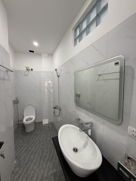 Nhà mới ở luôn phố Định Công Thượng, 5 tầng Thang máy, ô tô, chỉ 8,85 tỷ.