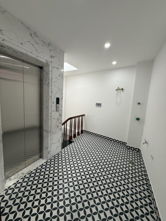 Nhà mới ở luôn phố Định Công Thượng, 5 tầng Thang máy, ô tô, chỉ 8,85 tỷ.