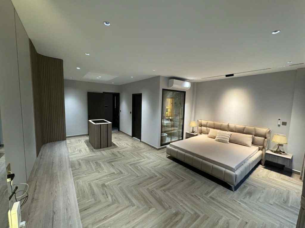nhà đẹp Ngọc Thuỵ, 7 tầng thang máy, MT 5.7m, gara 2 xe 7 chỗ, kinh doanh, full nội thất
