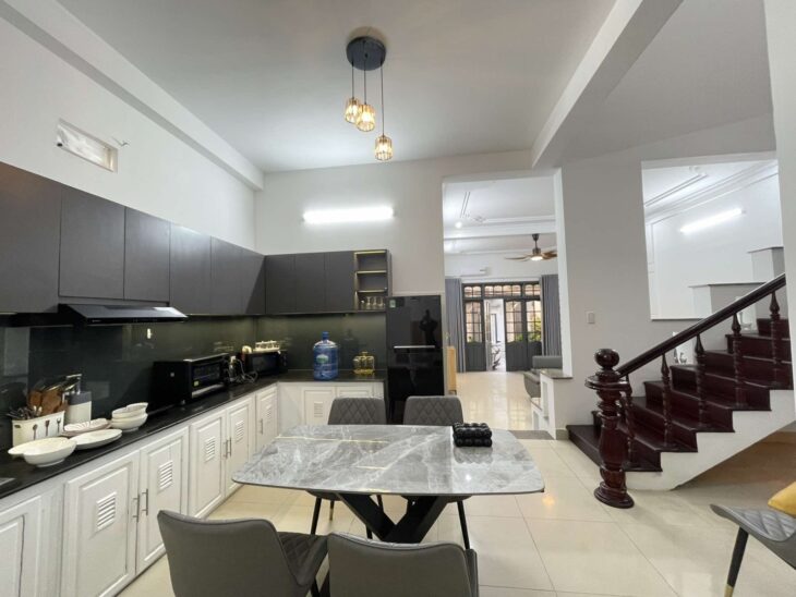 Bán nhà 2 tầng sát biển Mỹ Khê, 128m², ngang 6.8m, dòng tiền 40 triệu/tháng, giá 17.9 tỷ