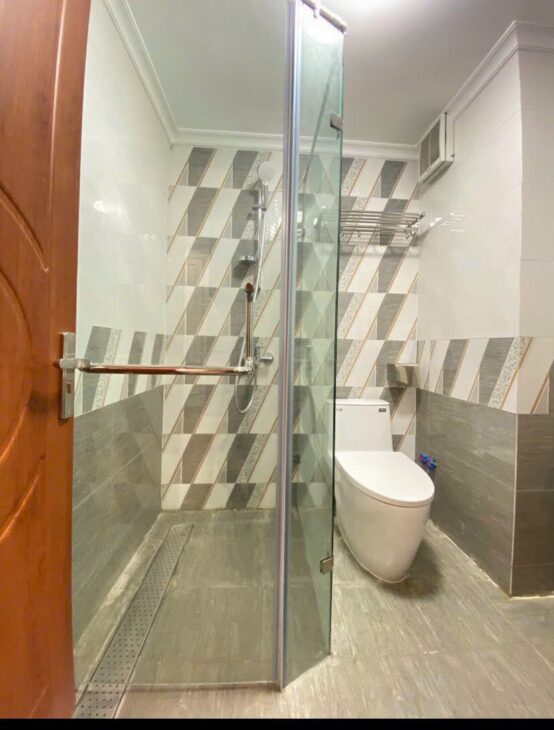 Cho thuê nhà mới, căn góc, thang máy, 95m2_ 5T; vỉa hè, Đào Tấn-32 Tr