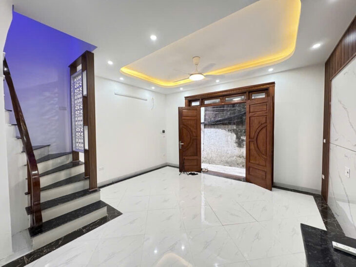 Bán nhà nguyễn sơn long biên 35m2 5 tầng full nội thất ngõ rộng 3 gác giá nhỉnh 5 tỷ