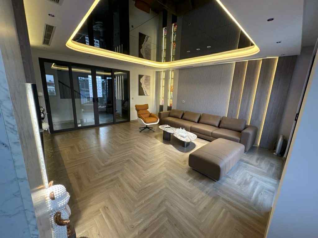 nhà đẹp Ngọc Thuỵ, 7 tầng thang máy, MT 5.7m, gara 2 xe 7 chỗ, kinh doanh, full nội thất