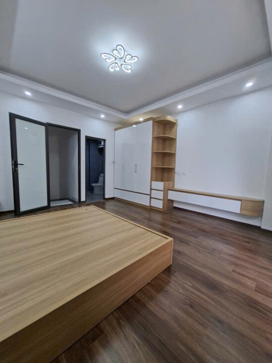 35m2 Cự Khối Phân Lô, ô tô 16 chỗ, gần Cầu Vĩnh Tuy nhà mới đẹp chỉ 5 tỷ