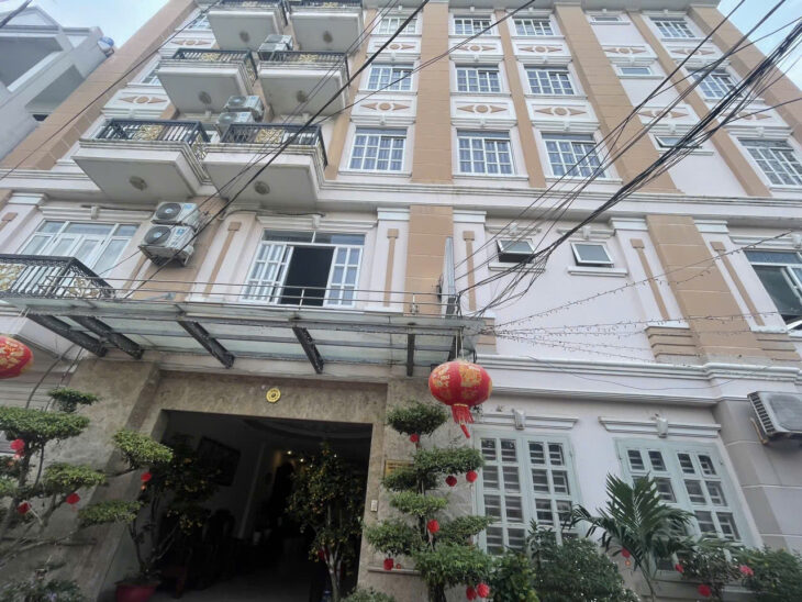 KHÁCH SẠN LÔ GÓC 3 MẶT TIỀN VỚI 5 TẦNG – CÓ HẦM VÀ THANG MÁY