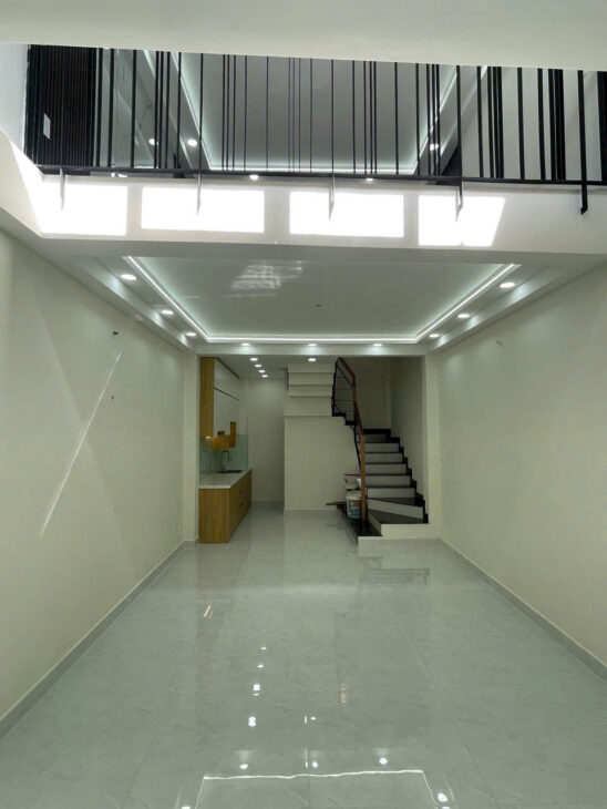 Tân Kỳ Tân Quý xe hơi đậu cửa chỉ cách AEONMall Tân Phú chỉ vài phút.