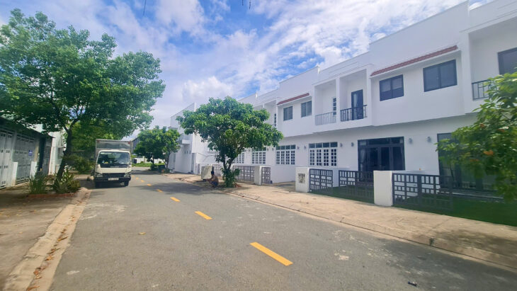 SỐC! Nhà Phố SỔ HỒNG SẴN – Giá Chỉ 1,7 TỶ, Nhận Nhà Ở Ngay.