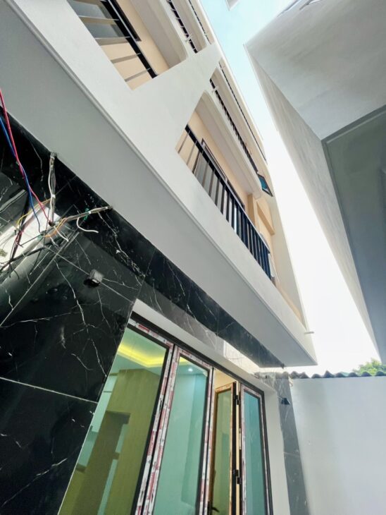 Liên Mạc nhà mới kính kong xách vali ở luôn 31m2, 5 tầng Ô TÔ đỗ cửa