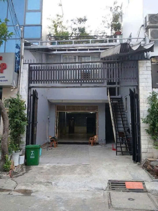 Bình Thạnh ! Cho thuê mặt bằng, diện tích 70m2 ( sảnh 4m x 12m , sân 5m x 5m ) Tel : Lam 09379139 …