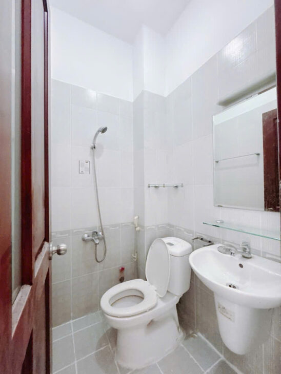 CĂN HỘ DỊCH VỤ CÓ 5 TỶ TRUNG TÂM Q4 HẺM XE HƠI NGANG 5M