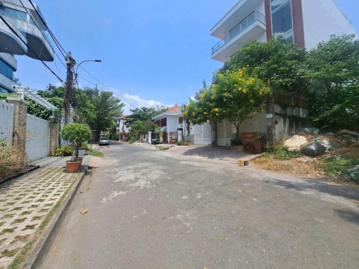 KẸT TIỀN BÁN LÔ Đất đẹp vuông vức đầu đường Trần Ngọc Diện-Thảo Điền , Q2