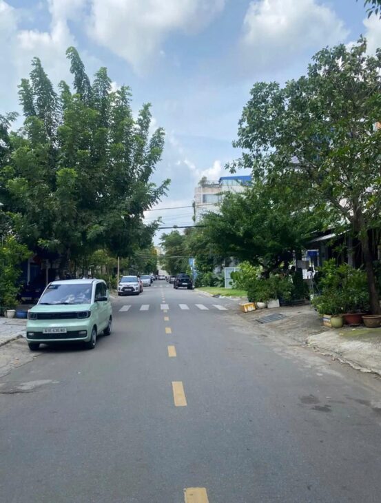 Bán nhà mặt phố Q.2, 97m², 17 tỷ, sổ đỏ cách metro rach chiec chỉ 100m