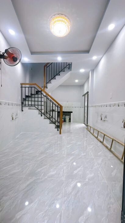 NHÀ ĐẸP MỚI ĐÚC BÊ TÔNG CÓ 2 TỶ NHỈNH Q4 HẺM NGANG 3.5 M