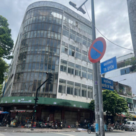 Cho thuê góc 2MT 379 Nguyễn Chí Thanh và Tạ Uyên, Q5