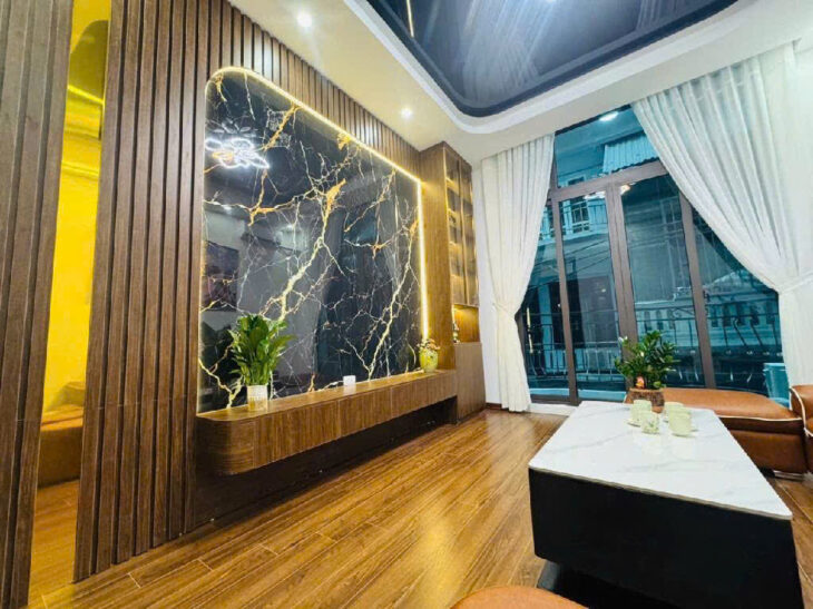 Bán nhà mặt phố Trường Chinh, Đống Đa. DT 52m2, 6 tầng, 6PN, SĐCC. Giá 15 tỷ. LH: 0975948906