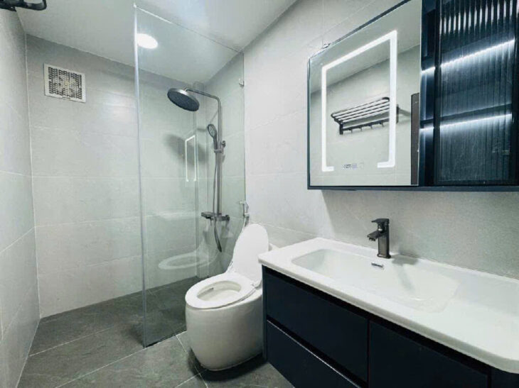 Bán nhà mặt phố Trường Chinh, Đống Đa. DT 52m2, 6 tầng, 6PN, SĐCC. Giá 15 tỷ. LH: 0975948906