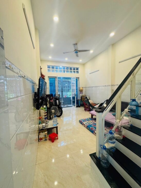 Bán nhà mặt phố Lê Văn Quới, Bình Tân. DT 4x12m, 2 tầng, SH, 2PN. Giá 4.6 tỷ. LH: 0909898125
