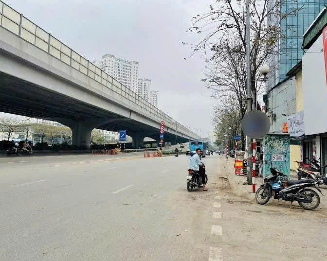 Nhà vườn thô phố Phạm Văn Đồng, 188m2, 5 tầng, MT 10m, giá 43 tỷ