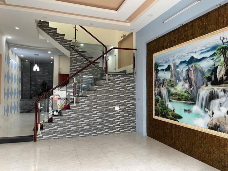 NHÀ 3 TẦNG Ở NGAY CHỢ LINH XUÂN KHU VỰC THUẬN TIỆN 60M2 NGANG KHỦNG 5M . HẺM XE HƠI THÔNG TỨ TUNG