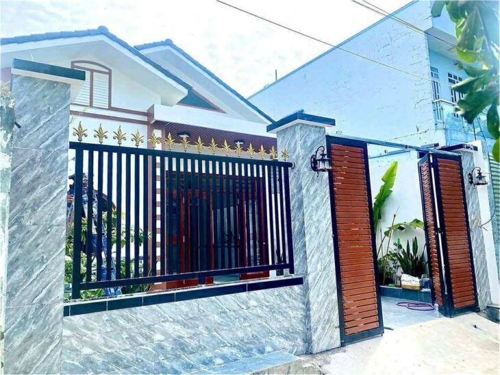 BIỆT THỰ MINI MỚI HOÀN THIỆN 105M2 HẺM Ô TÔ ĐẬU CỬA GẦN CHỢ HÓC MÔN.