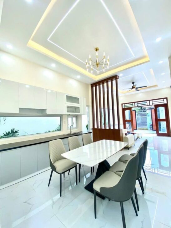 BIỆT THỰ MINI MỚI HOÀN THIỆN 105M2 HẺM Ô TÔ ĐẬU CỬA GẦN CHỢ HÓC MÔN.