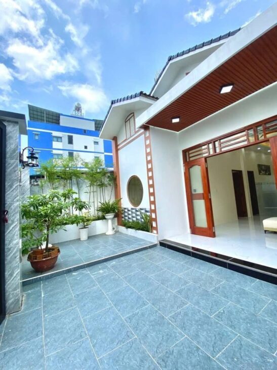 BIỆT THỰ MINI MỚI HOÀN THIỆN 105M2 HẺM Ô TÔ ĐẬU CỬA GẦN CHỢ HÓC MÔN.
