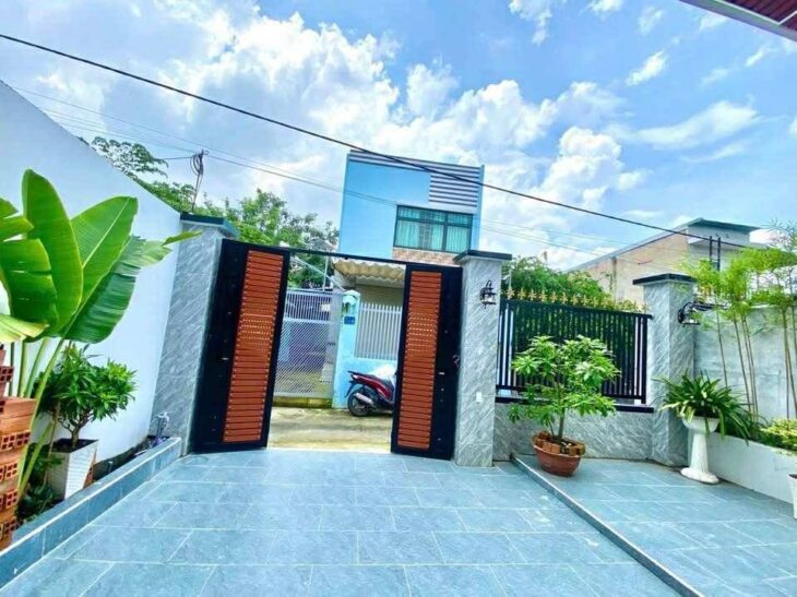 BIỆT THỰ MINI MỚI HOÀN THIỆN 105M2 HẺM Ô TÔ ĐẬU CỬA GẦN CHỢ HÓC MÔN.