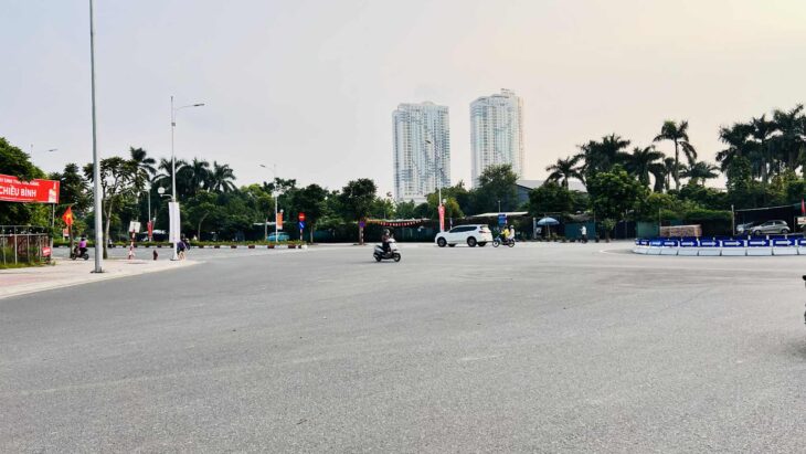 bán nhà Hồng Tiến, 65m x 4 tầng, mặt tiền 13.5m, vỉa hè đá bóng, xe container quay đầu