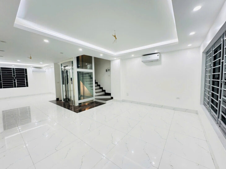BÁN NHÀ PHÂN LÔ HOÀNG QUỐC VIỆT – 60M² x 6T THANG MÁY – MT 5.1M – GARA Ô TÔ – 2 THOÁNG – GIÁ 26.5 TỶ