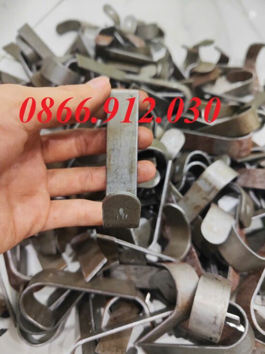 Tại sao nên sử dụng móc treo cặp học sinh trong thiết kế bàn học sinh