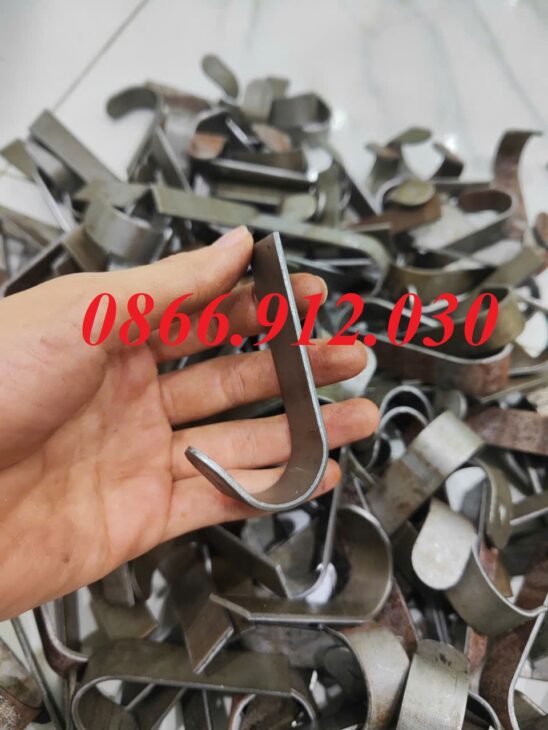 Tại sao nên sử dụng móc treo cặp học sinh trong thiết kế bàn học sinh
