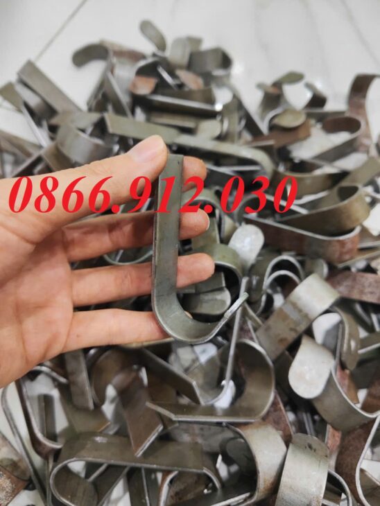 Tại sao nên sử dụng móc treo cặp học sinh trong thiết kế bàn học sinh