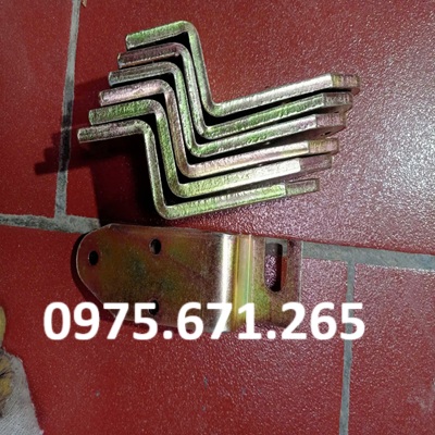 Pát cong sắt đóng bửng thùng xe tải – Phụ kiện chắc chắn, bền bỉ cho mọi dòng xe!