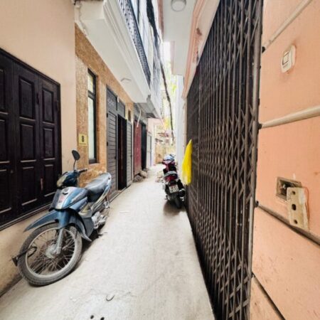 Nhỉnh 10 tỷ nhà vài bước chân là ra Công Viên Cầu Giấy, 5t x 40m2. Nhỉnh 10 tỷ nhà vài bước chân là ra Công Viên Cầu Giấy, 5t x 40m2.