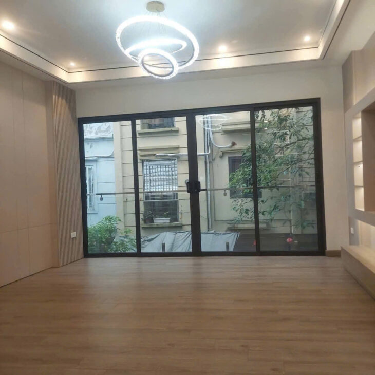 Bán nhà phố Hoa Lâm – Việt Hưng Nhà 6 tầng gara ô tô, full nội thất, lô góc – Ô tô vào tận nhà