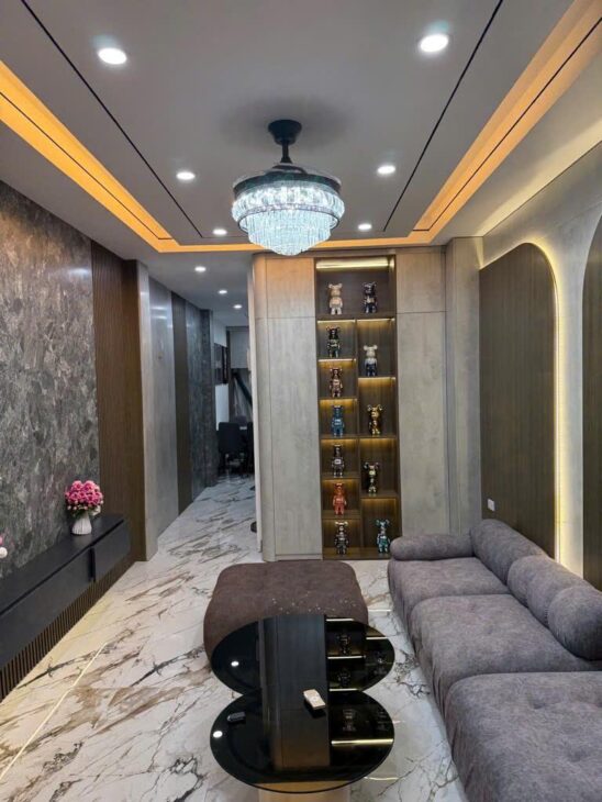 NHÀ MỚI FULL NỘI THẤT – VỊ TRÍ ĐẸP – THANG MÁY – SỔ VUÔNG – CÁCH MẶT PHỐ VÀI BƯỚC CHÂN – HIẾM